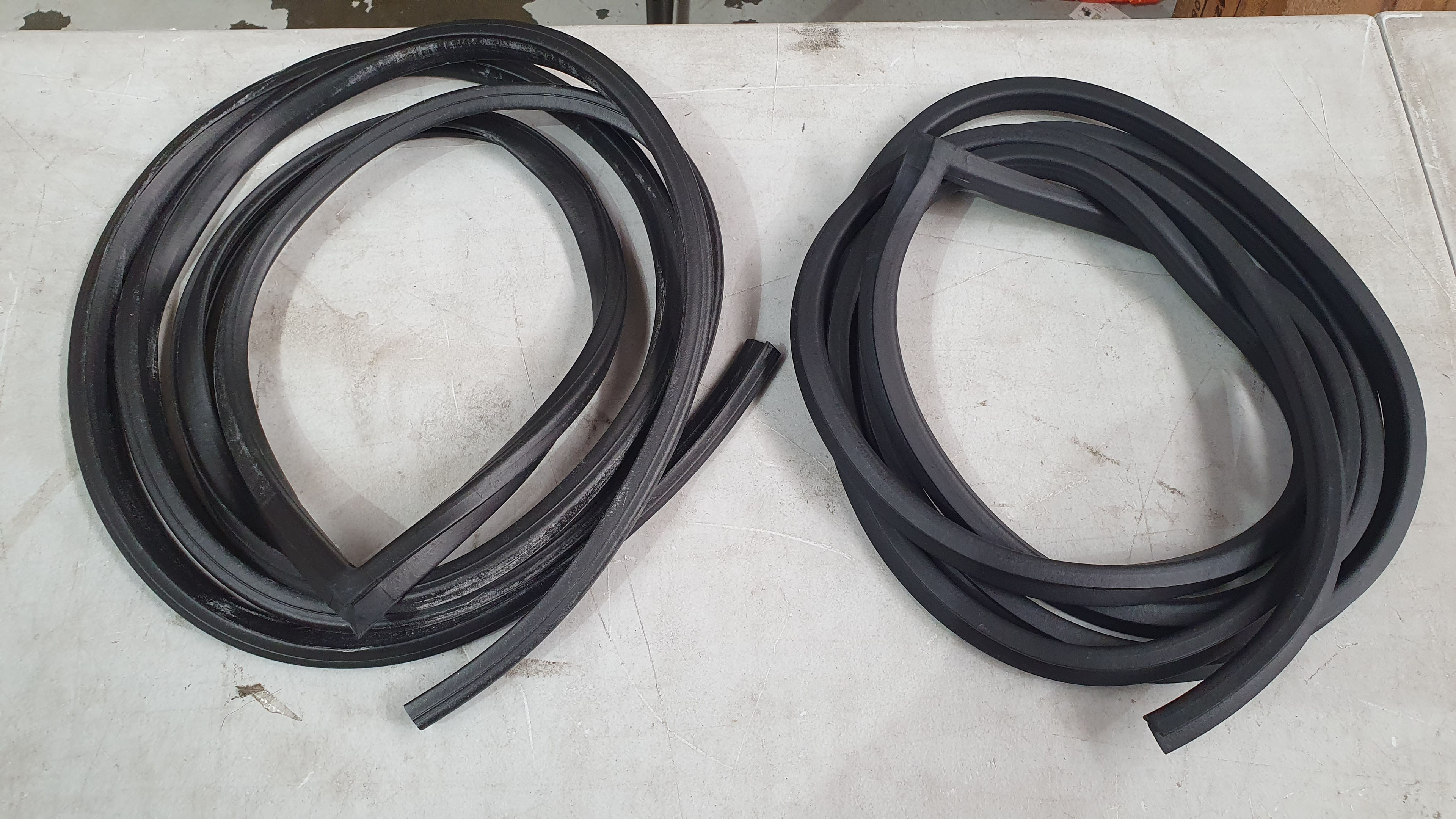 Datsun 1600 Sedan Front Door Rubbers / Seals (2pc)