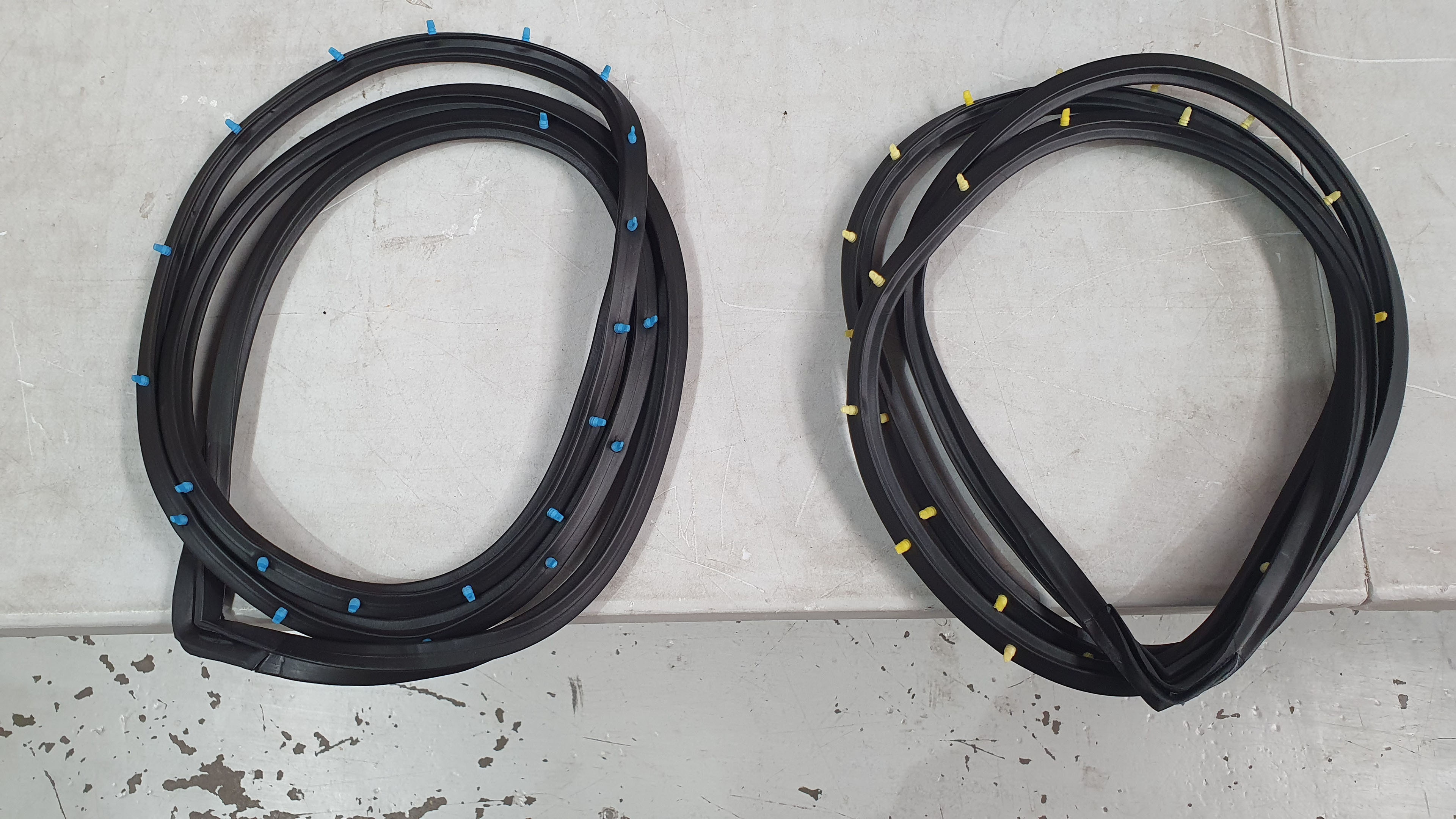 Mazda RX3 Sedan Rear Door Rubber / Seal Set 2pc