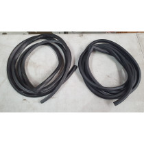 Datsun 1600 Sedan Front Door Rubbers / Seals (2pc)