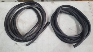 Datsun 1600 Sedan Front Door Rubbers / Seals (2pc)