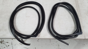 Datsun 1600 Sedan Rear Door Rubbers / Seals (2pc)